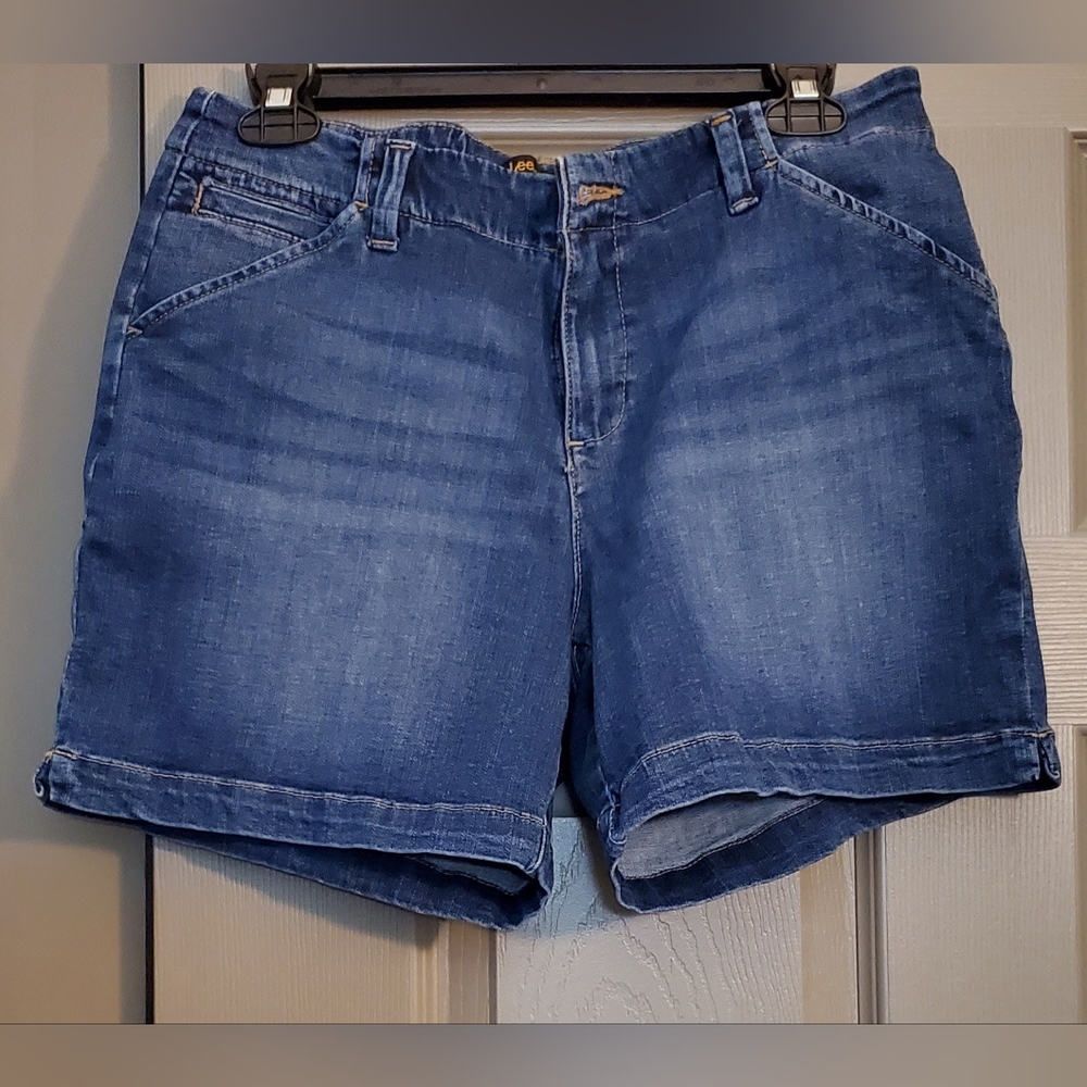 Lee Straight Fit shorts/Blue jean/size 8